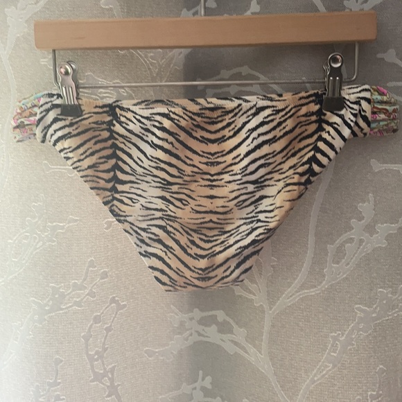 Bikini - Picture 5 of 6